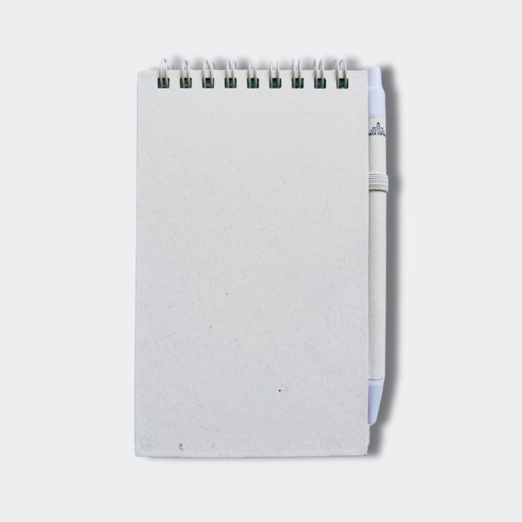 libreta ecológica con cajas de leche